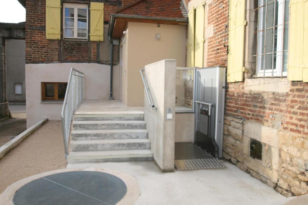 Logis Hostellerie Bressane Saint-Germain-du-Bois Esterno foto